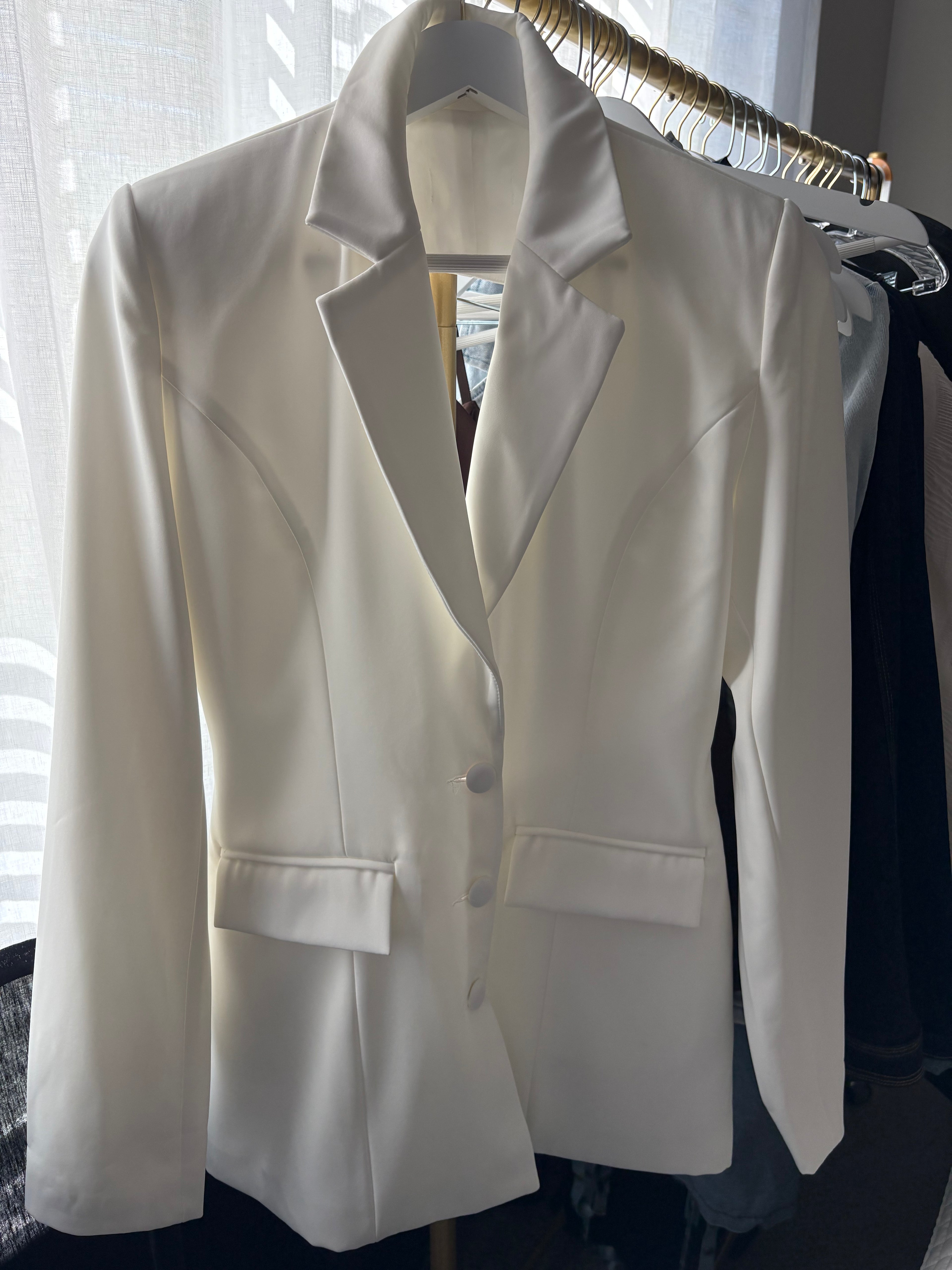 BACK IT UP WHITE BLAZER